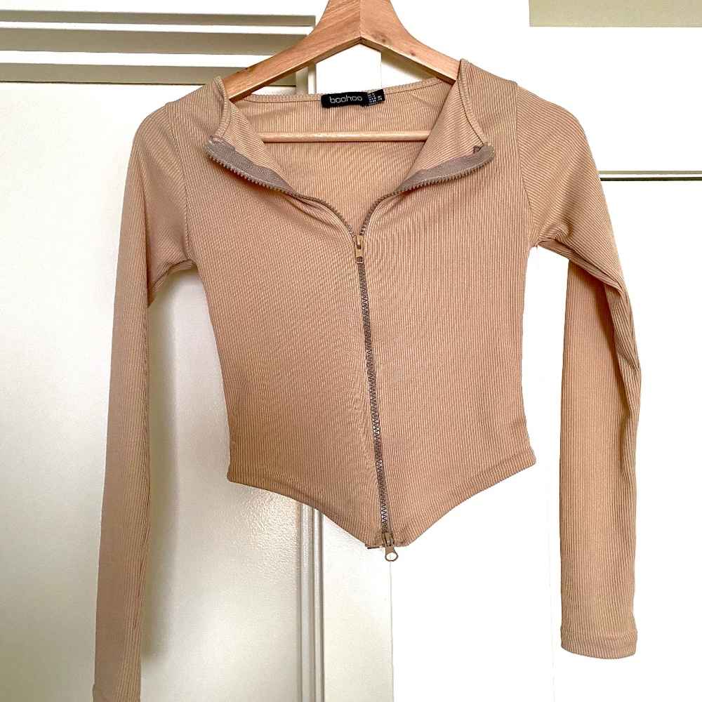Boohoo tan zip up long sleeve crop top